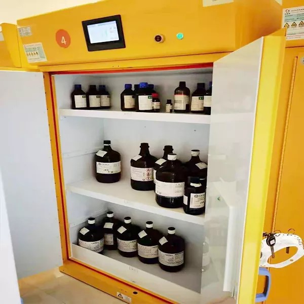 Seguridad en el laboratorio: cómo la protección de los gabinetes de almacenamiento filtrados contra los productos químicos volátiles