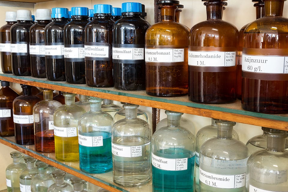 ¿Cuál es la mejor manera de almacenar solventes químicos?